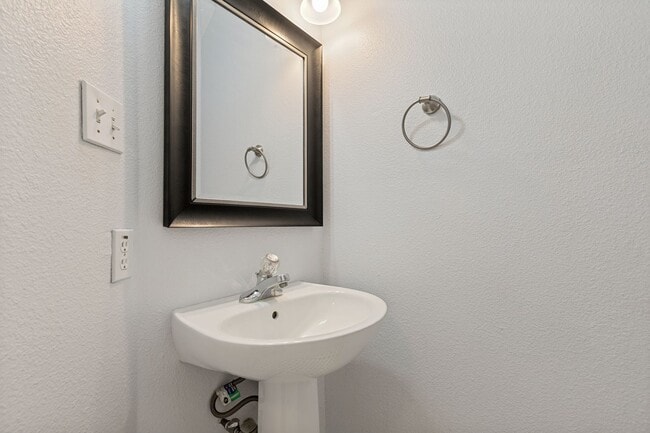 Building Photo - Charming 3 Bedroom 2.5 Baths located in Fall Creek!