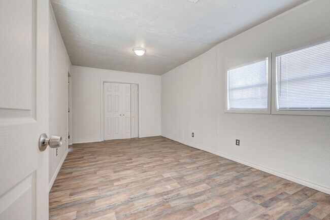Building Photo - 1426 NE 24th St