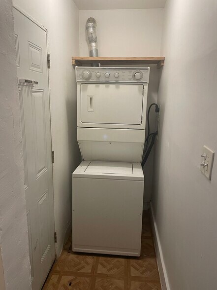 Building Photo - 706 N 6th St