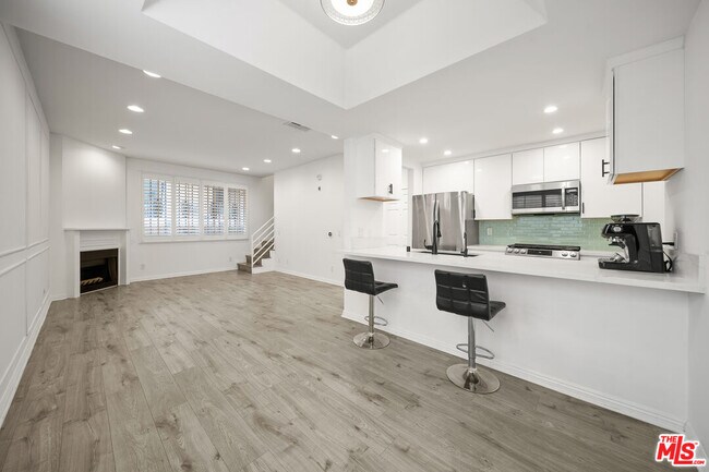 Building Photo - 812 N Hudson Ave