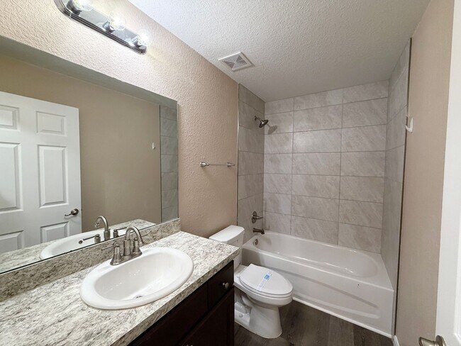 Building Photo - Desirable SE Neighborhood - 3/2/2 Silver Spring Shores **Available NOW**
