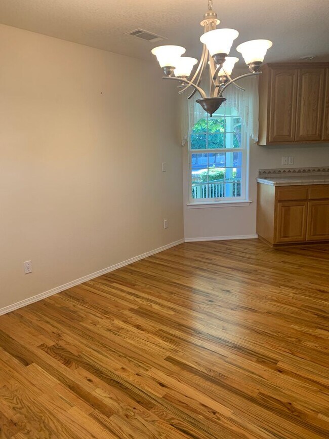 Building Photo - 3BD 2BTH w/2 Car Garage & Landscaped Yard