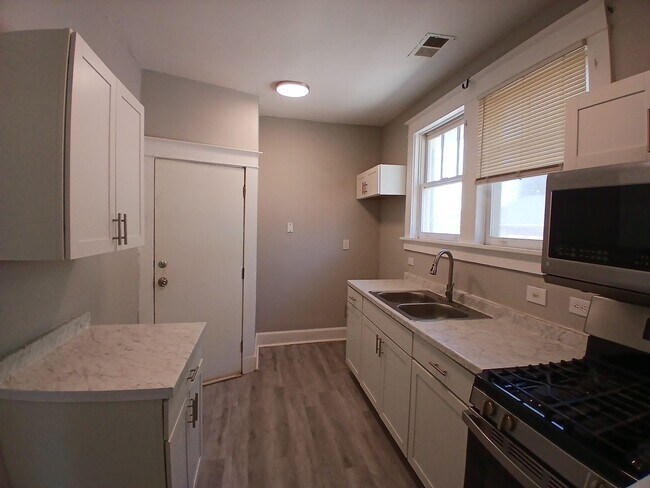 Building Photo - Newly Remodeled Studio | Modern Finishes & In-Unit Laundry