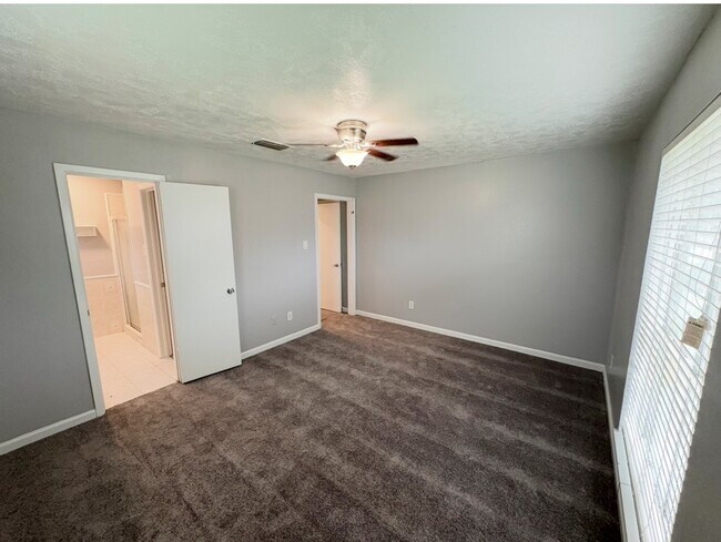 Building Photo - 10434 Towne Oak Ln
