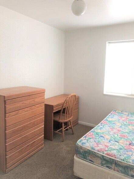 Building Photo - 34 E 700 N