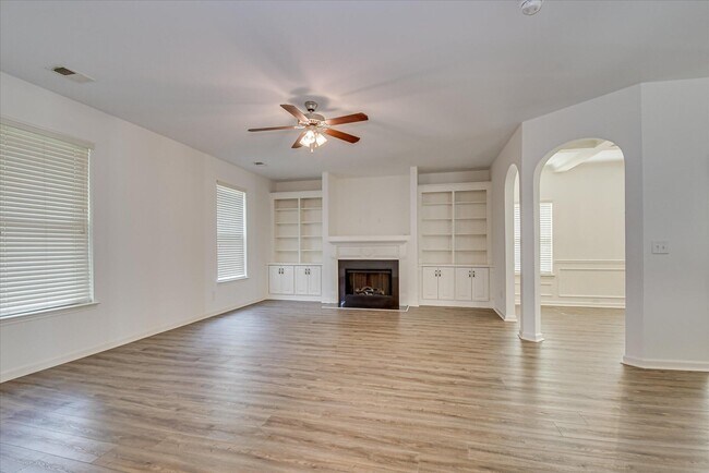 Building Photo - 476 Lory Ln