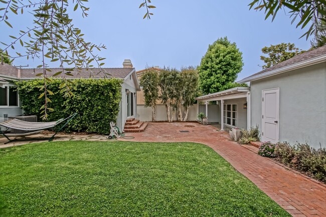 Building Photo - BEAUTIFULLY REMODELED (FURNISHED), 3BR3BA ...