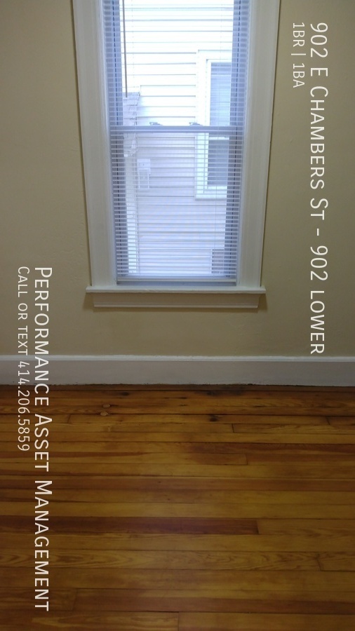 Building Photo - Charming 1BD+DEN/1BA Riverwest Lower