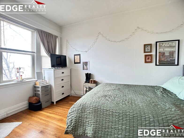 Building Photo - 264 Kelton St