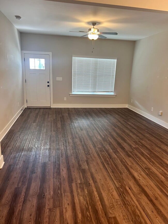 Building Photo - 3 Bedroom Home with Garage and Flat Fenced Backyard!