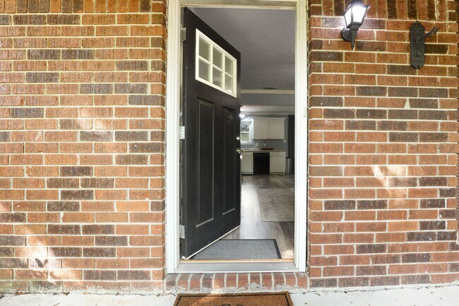 Building Photo - Settle Into Comfort in This Charming 3-Bedroom Home in Larchmont Estates