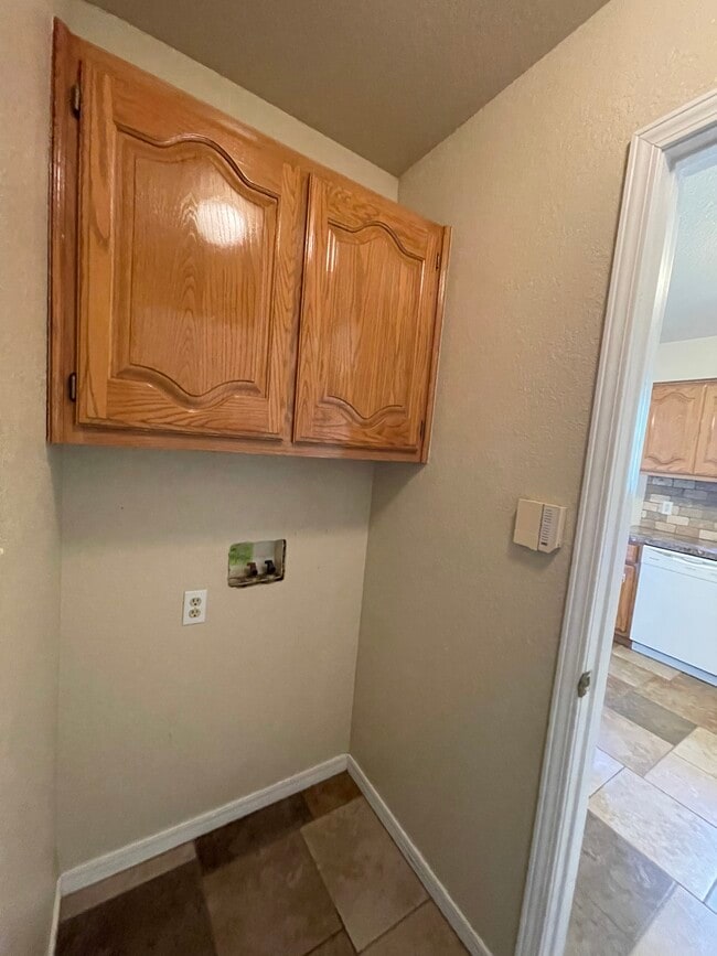 Building Photo - 9395 Sprucewood