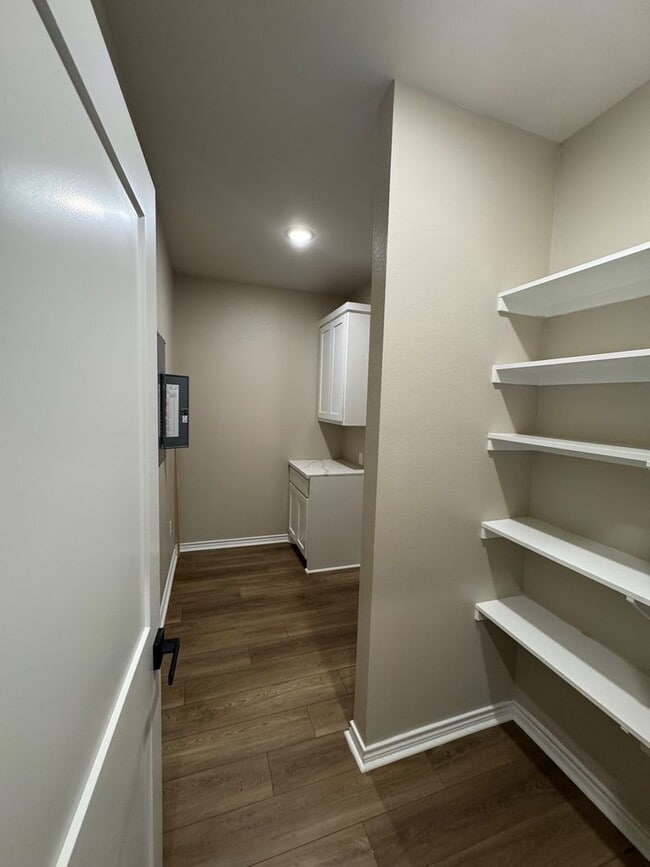 Building Photo - 206 S Tucker Ln