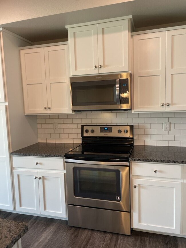 Building Photo - Luxury Rowhouse w/ 2-Car Garage in NE Ft. Collins