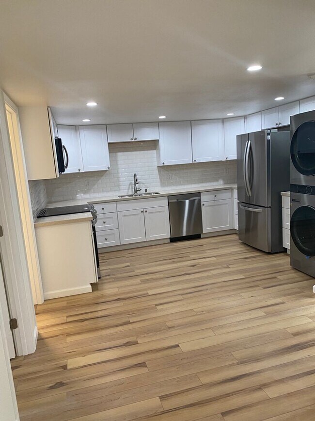 Building Photo - LIVE NEAR THE BEACH & MISSION BAY! 2BD/2BA...
