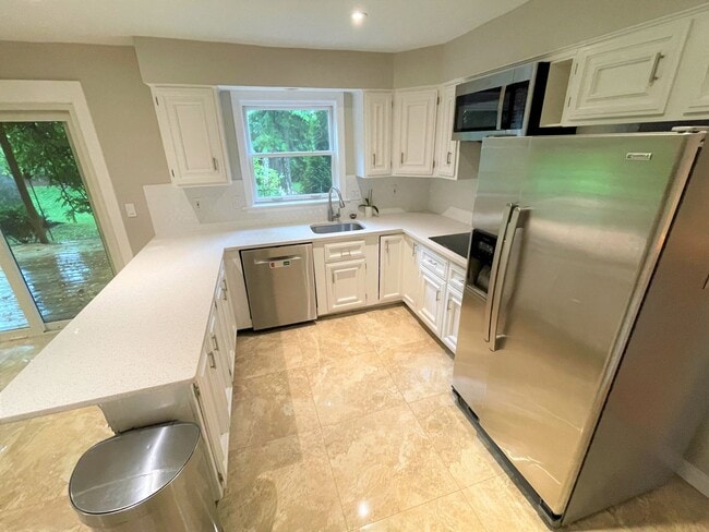 Building Photo - Luxury 5 bed, 3.5 bath with Pool!