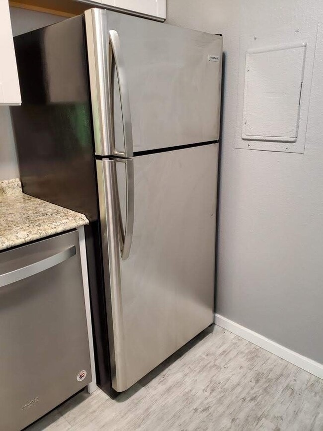 Building Photo - Remodeled ground floor 2 bed!