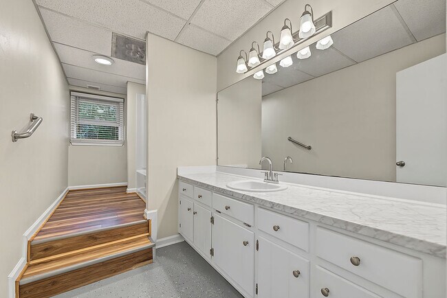 Building Photo - 129a McWhirter Pl