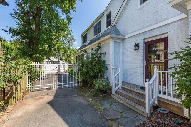 Building Photo - 5119 Manning Dr