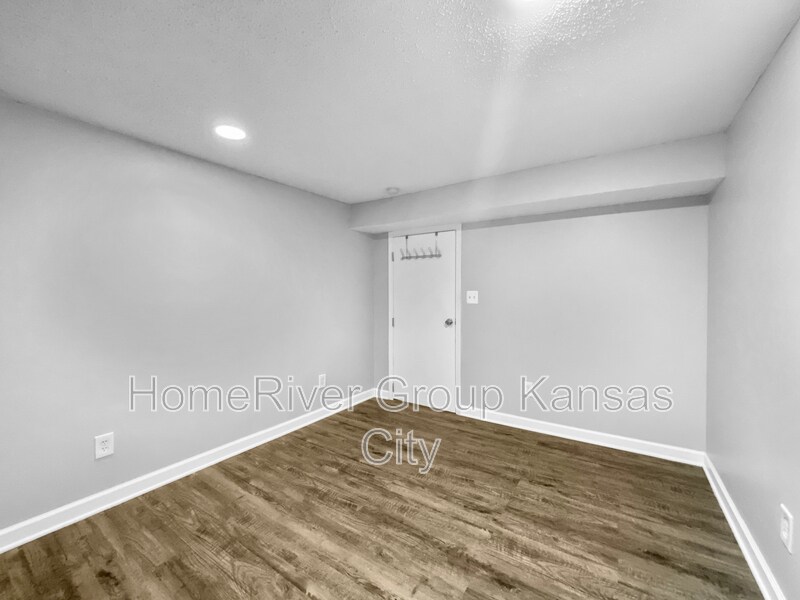 Building Photo - 3913 S Lynn St