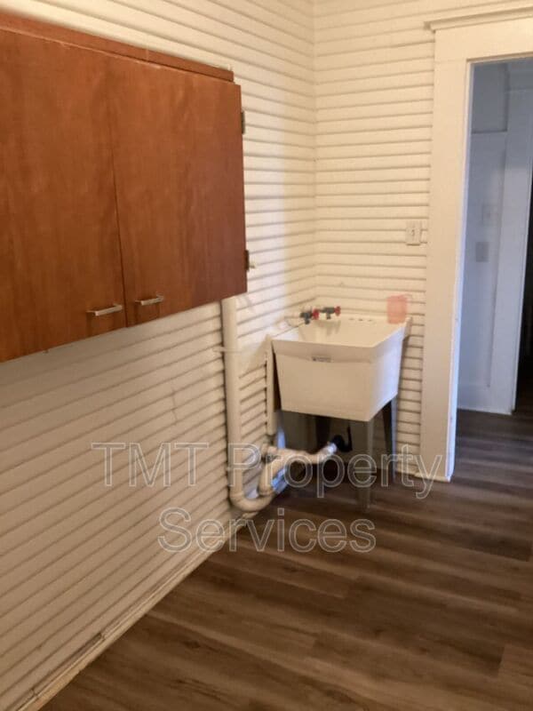 Building Photo - 204 W Oak St