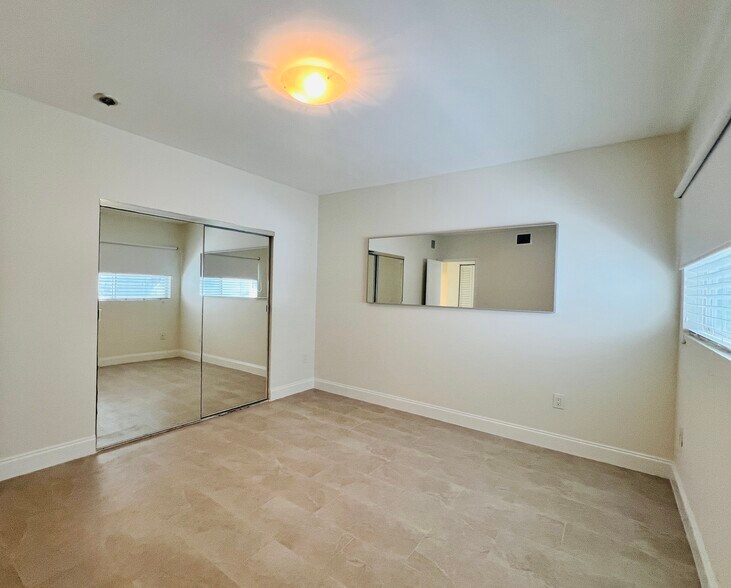 Building Photo - 6905 Bay Dr