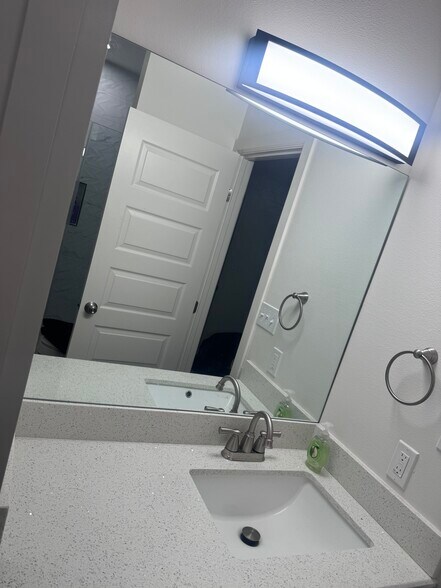 Building Photo - 2421 N Valley Cir