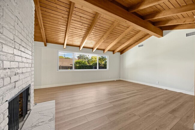 Building Photo - Beautifully upgraded 4-bedroom, 3.5-bathro...
