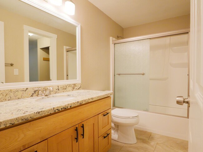 Building Photo - 3 Bed - 1.5 Bath Home in Des Moines WA