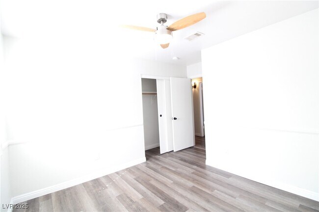Building Photo - 301 Laguna Glen Dr