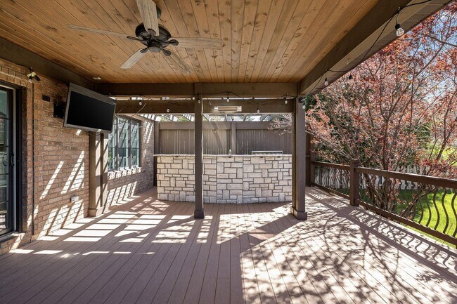 Building Photo - 5 Bedroom Dream Home!