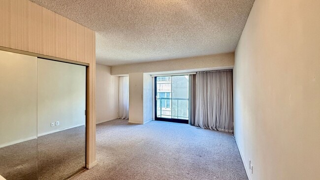 Building Photo - Comfortable Studio Living with Balcony, Parking & Storage at Daniel Burnham Court