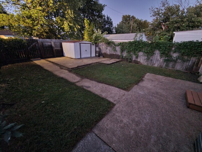 Building Photo - 525 Lilly Ave