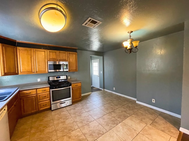 Building Photo - Beautiful, Spacious 3 Bedroom Property in ...