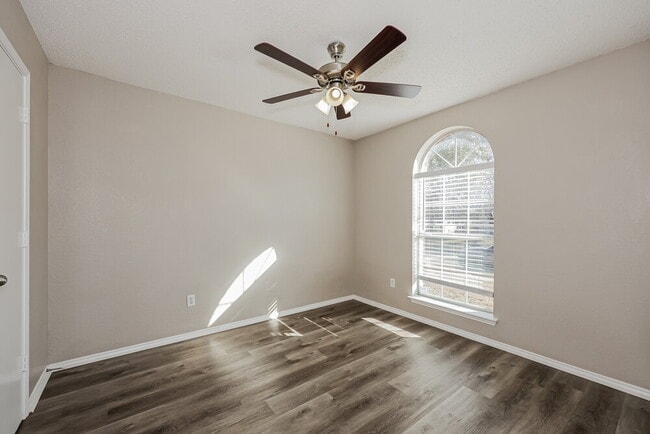 Building Photo - 1041 Glencrest Dr