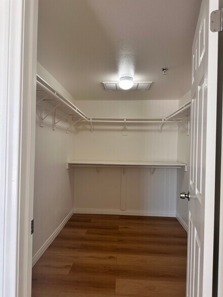 Building Photo - 108 W Maple St