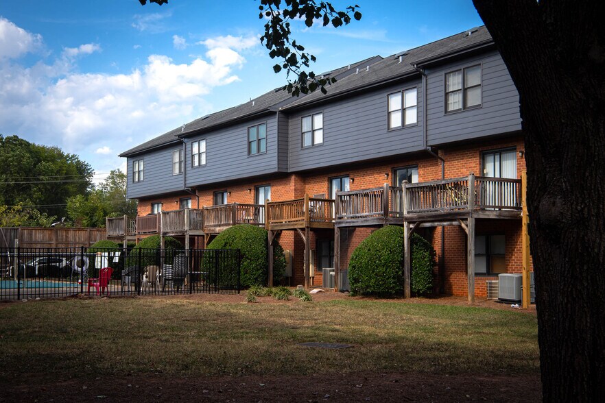 Building Photo - 550 Dearing St