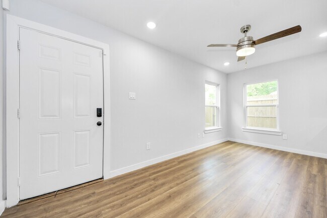 Building Photo - 6609 Bacher St