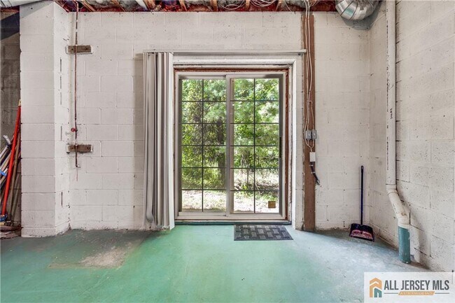 Building Photo - 9 E Burgess Dr
