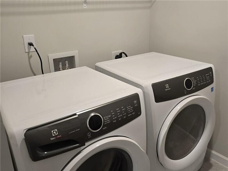 Building Photo - 1341 Elderwood Way