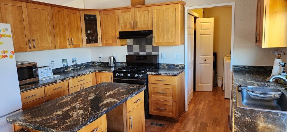 Kitchen - 2844 Marina View Dr