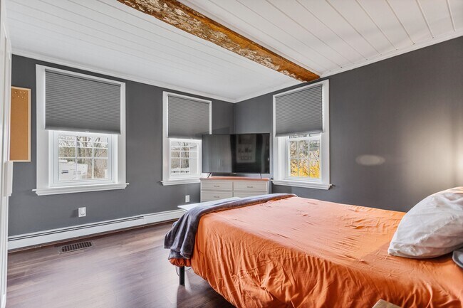 Building Photo - 33 Exeter Rd