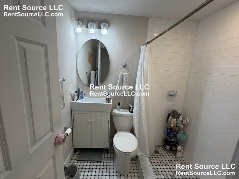 Building Photo - 537 Main St