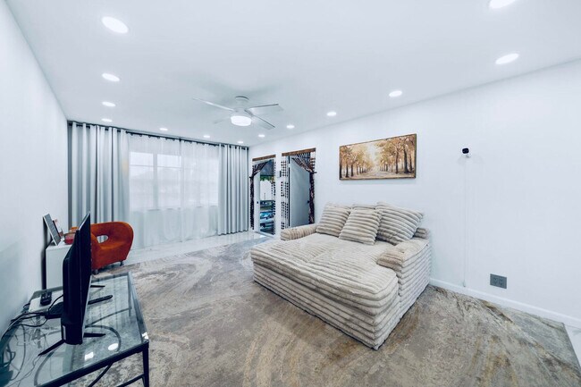 Building Photo - 129 Lake Carol Dr