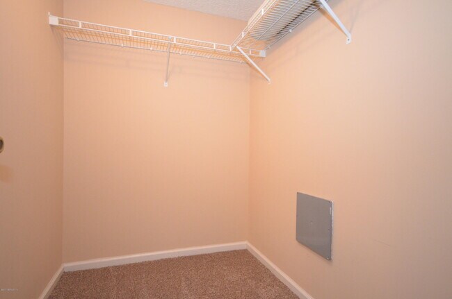Building Photo - 13715 Richmond Park Dr N