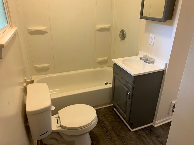 Building Photo - $910.00 - 2 Beds | 1 Bath House in Burton with a basement & deck