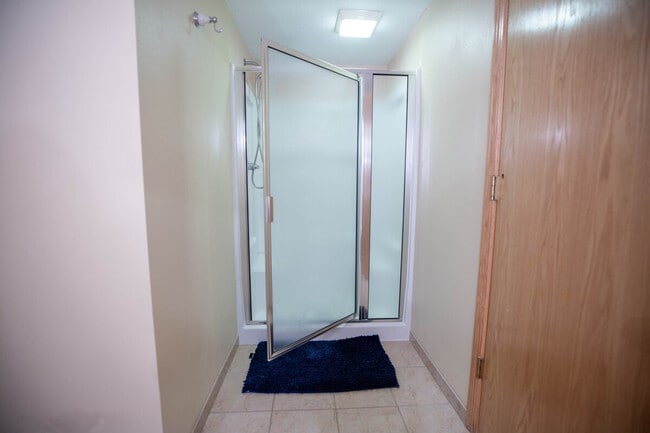 Building Photo - 202 NW Sharmin Dr