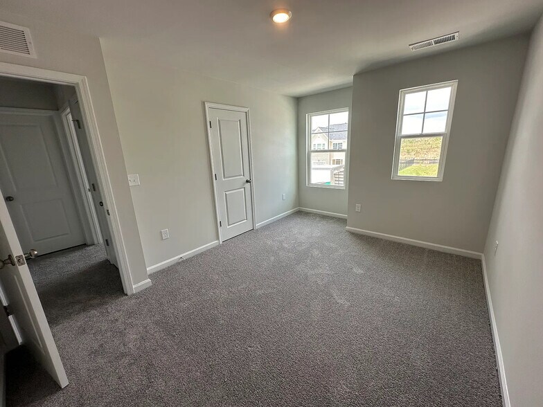 Building Photo - Room in Townhome on Arkose Dr