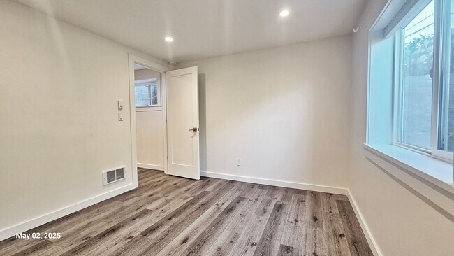 Building Photo - 3 Bed, 2 Bath Apartment Newly Remodel in P...