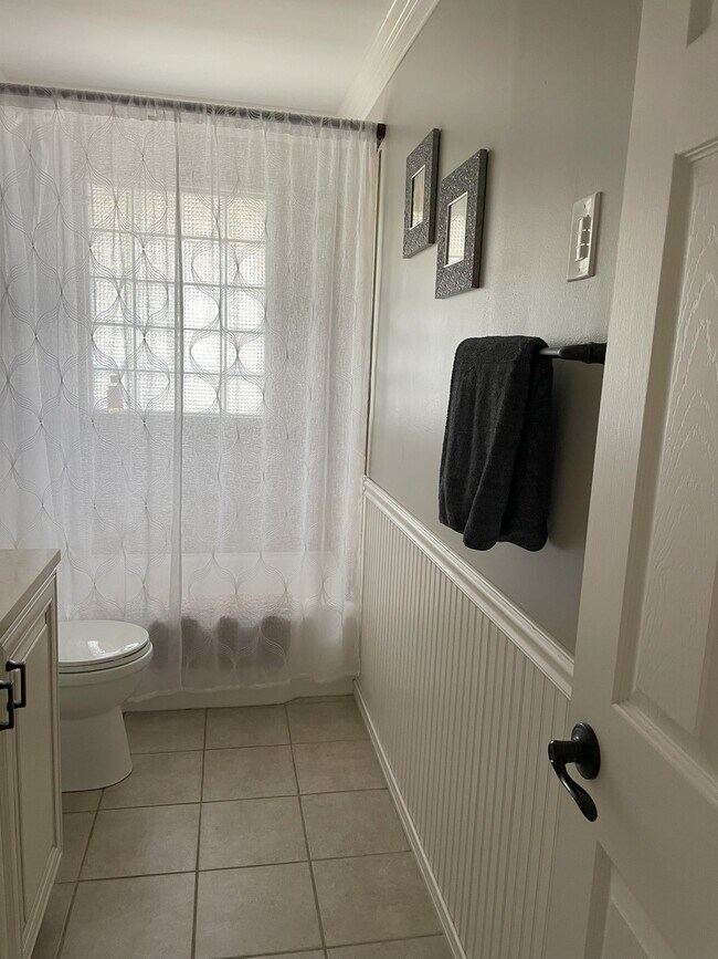 Building Photo - 2900 Oak Ave